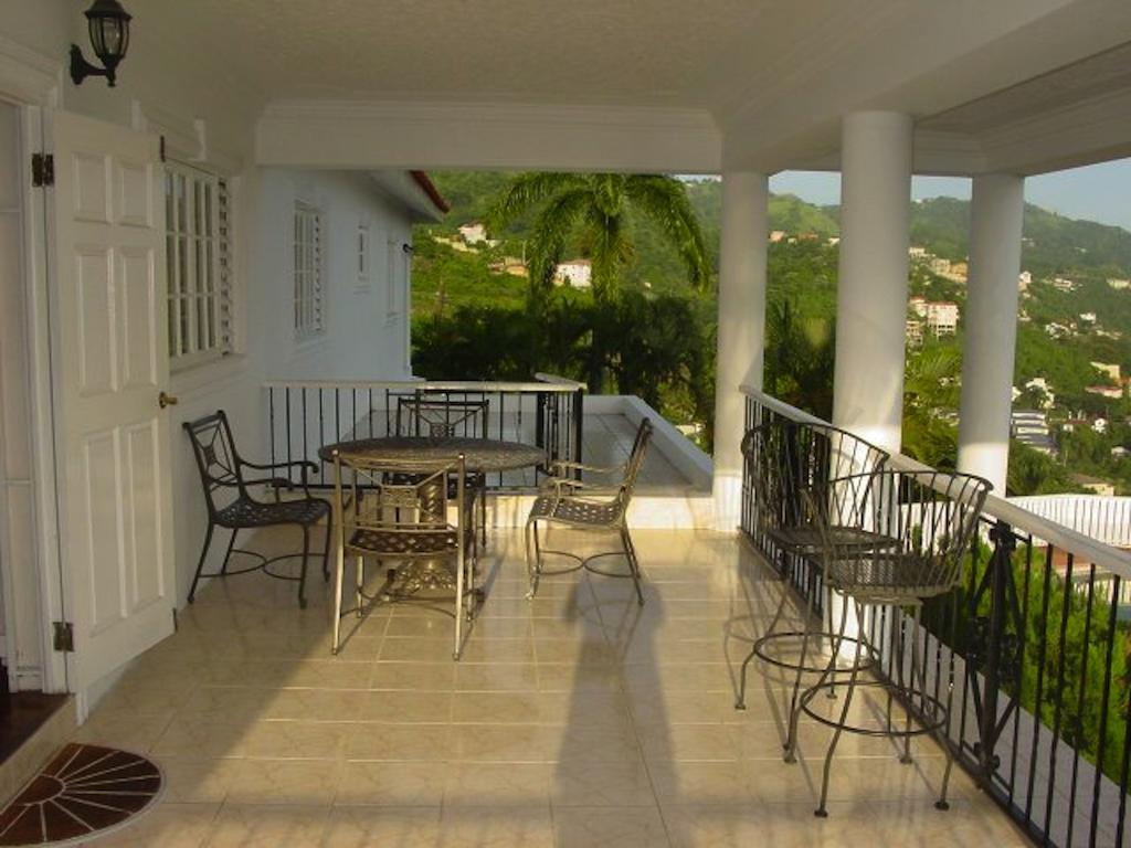 Hill Top Kingston Jamaica Стая снимка